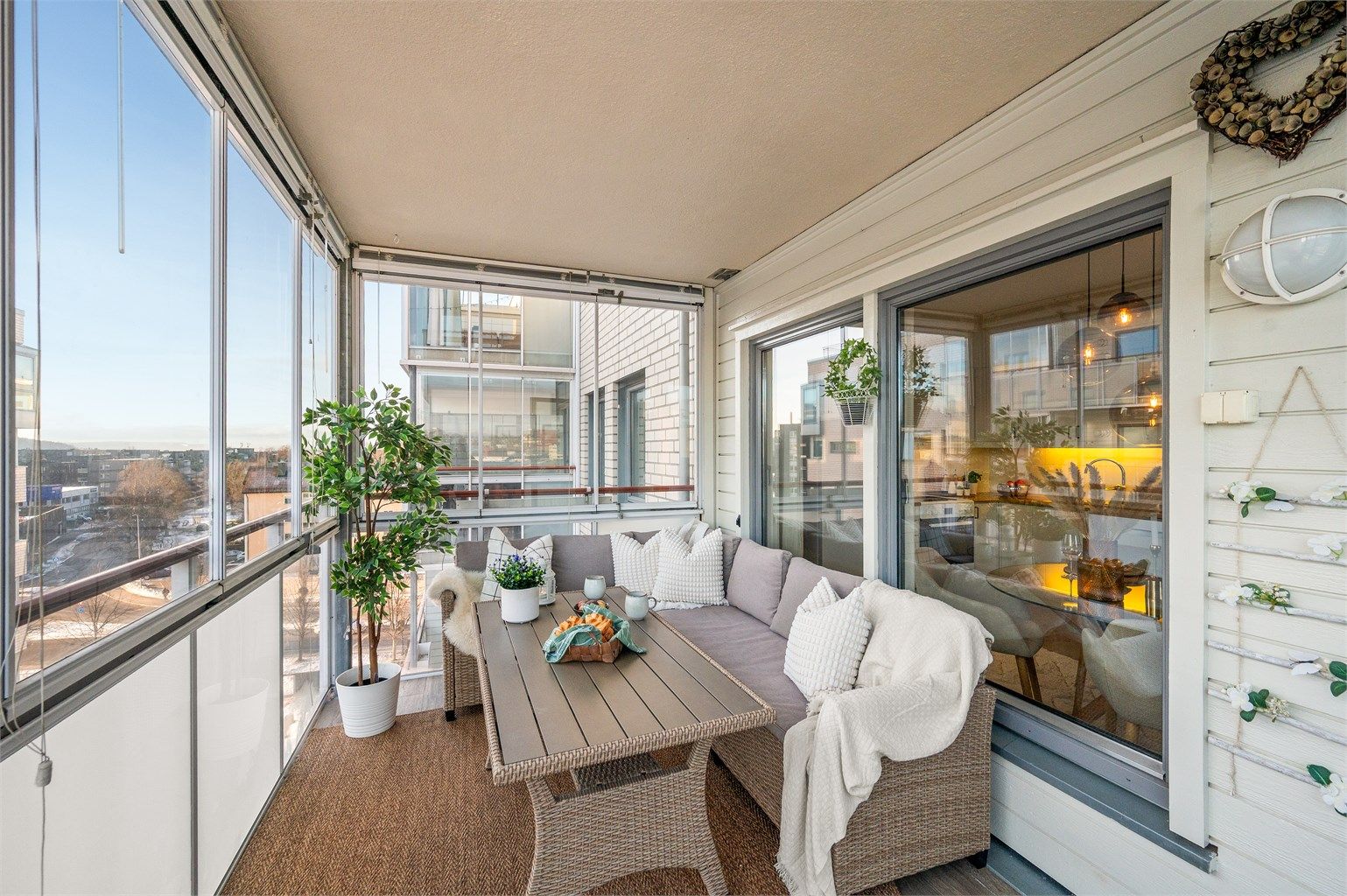 Den romslige, innglassede balkongen på 12 m² har gode solforhold og utvider stuen.