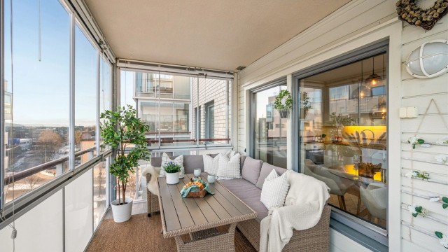 Den romslige, innglassede balkongen på 12 m² har gode solforhold og utvider stuen.