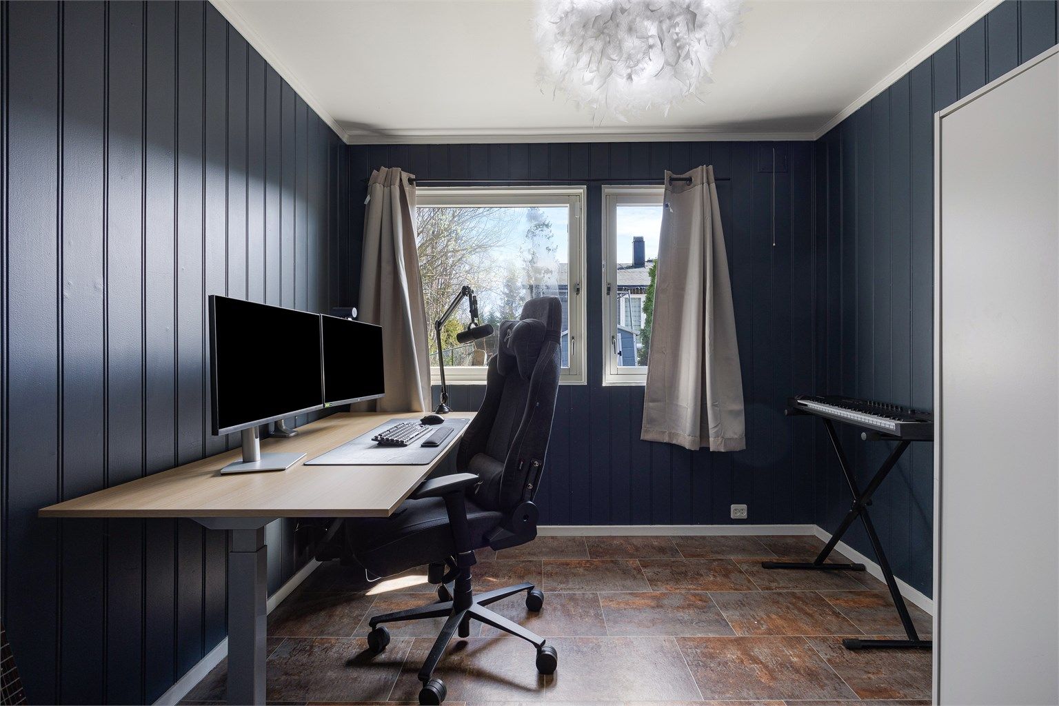 Rommet har panelplater på veggene og vindu med tre-lags glass fra 1982.