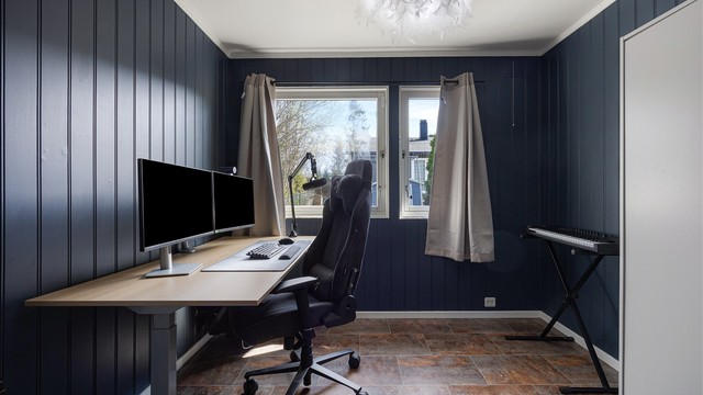 Rommet har panelplater på veggene og vindu med tre-lags glass fra 1982.