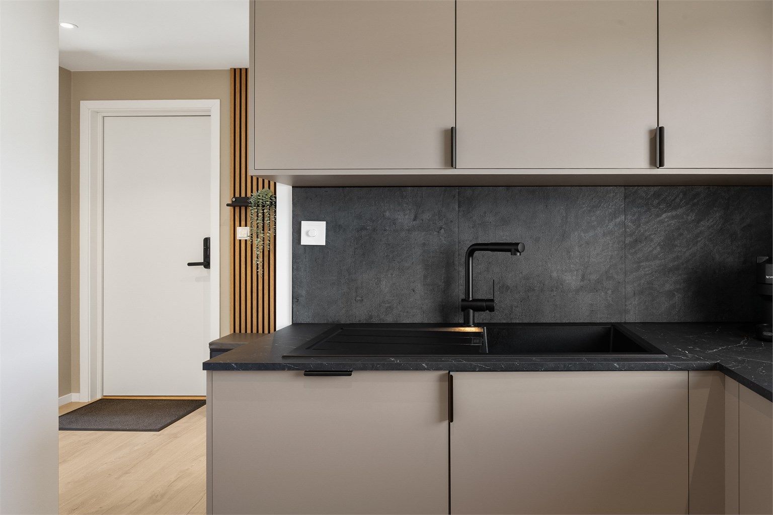  Benkeplate med laminert overflate og fliser mellom kjøkkenbenk og overskap