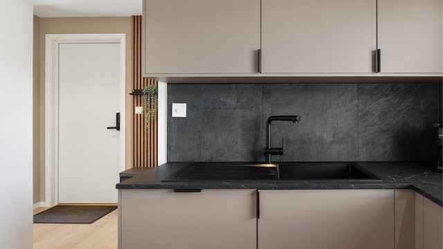 Benkeplate med laminert overflate og fliser mellom kjøkkenbenk og overskap