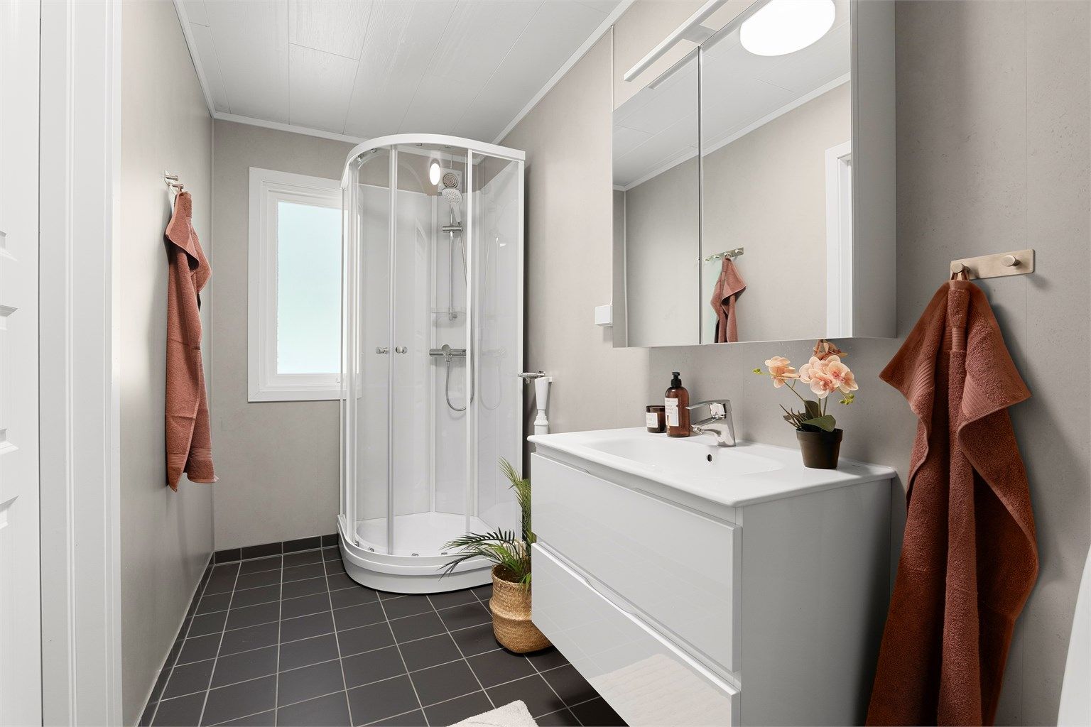 Badet ble pusset opp i 2024. Deler av arbeidet er ikke fagmessig utført. Gulv og vegger er av henholdsvis fliser og våtromsplater. I gulvet er det varme.
