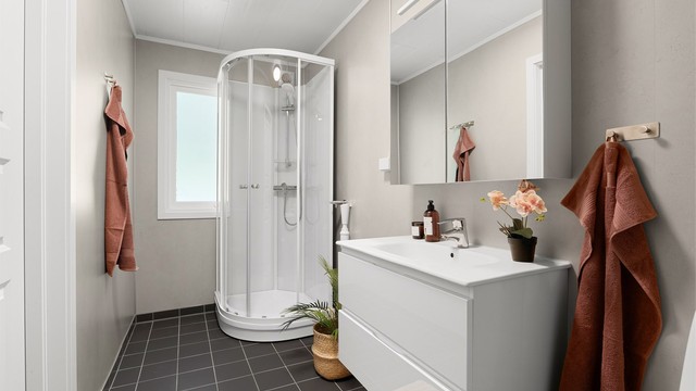 Badet ble pusset opp i 2024. Deler av arbeidet er ikke fagmessig utført. Gulv og vegger er av henholdsvis fliser og våtromsplater. I gulvet er det varme.