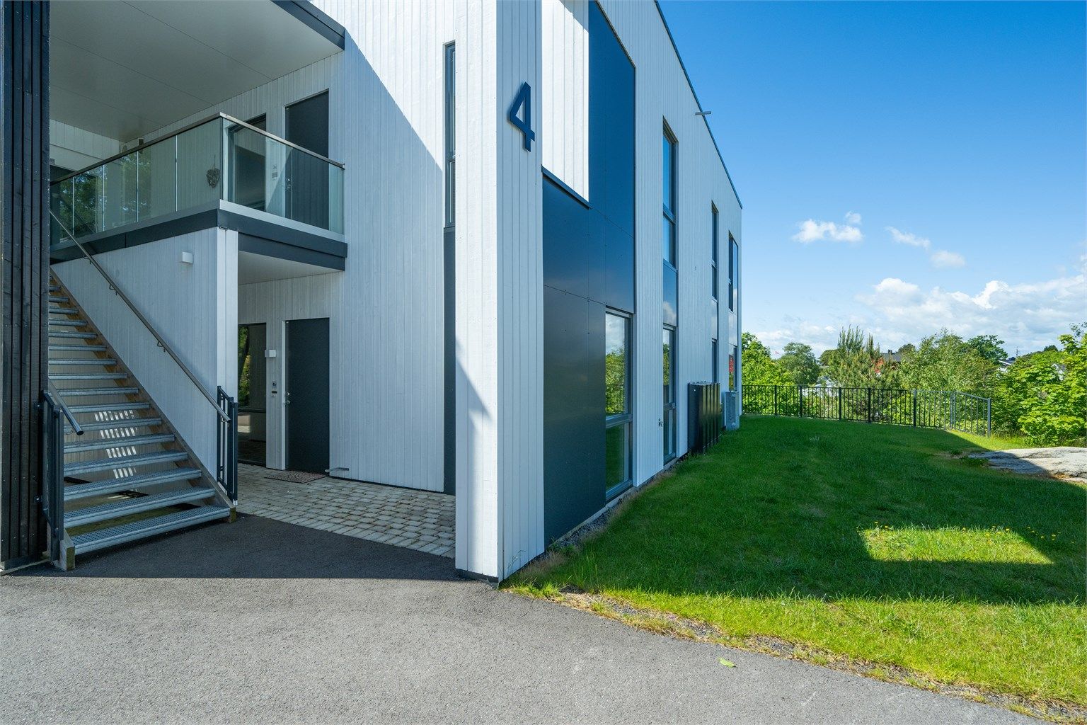 Leiligheten ligger på bakkeplan i 4-mannsbolig