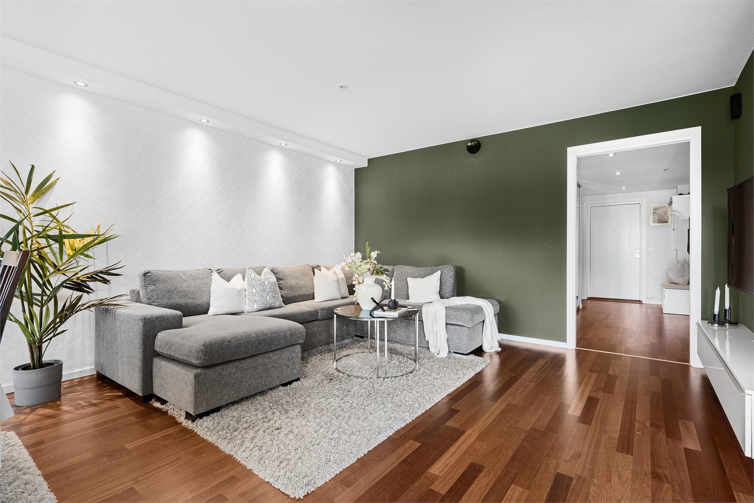 Lene Hviding v/Krogsveen har gleden av å presentere Høgeholvegen 110.