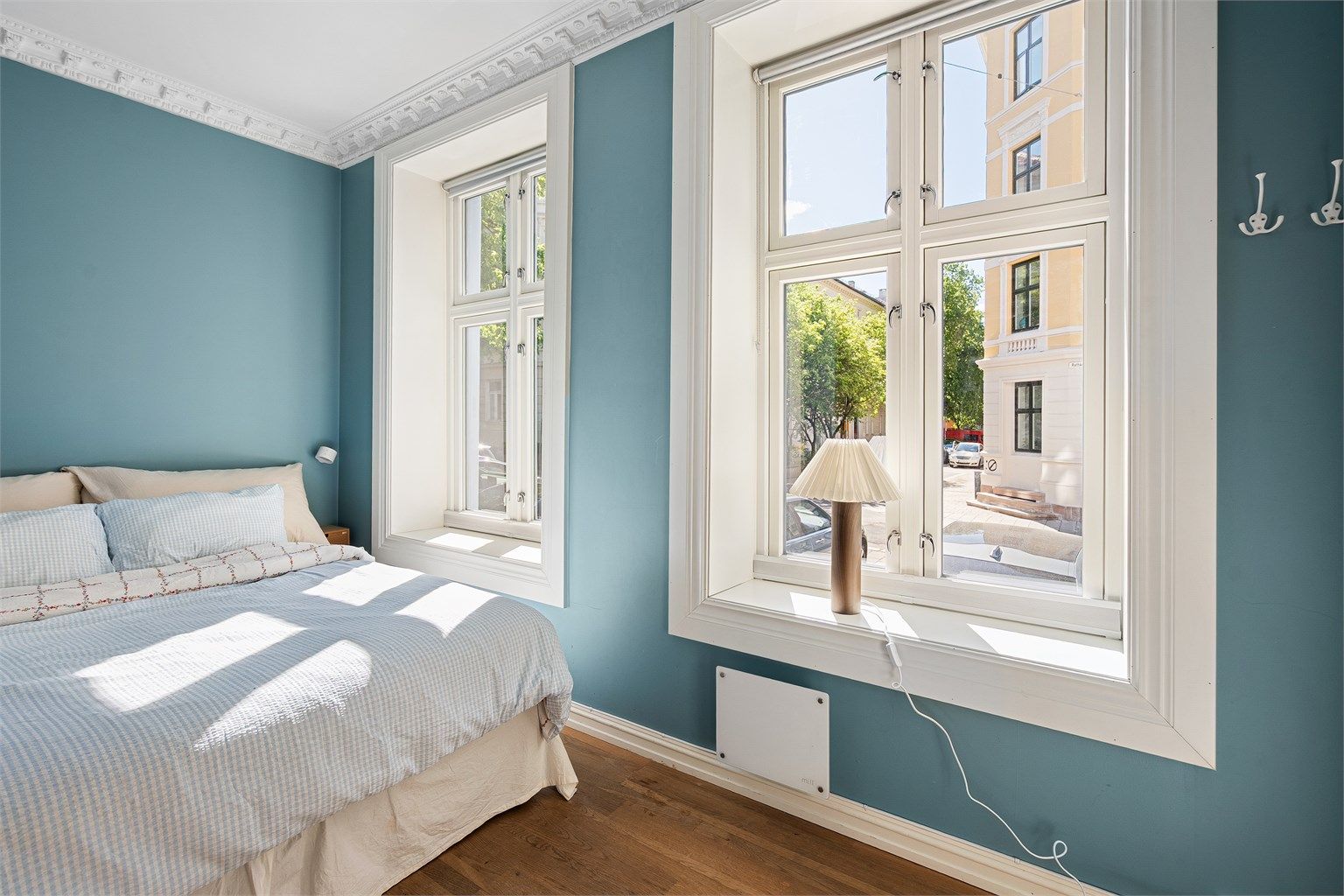 Stort og romslig soverom med god plass til dobbeltseng og tilhørende nattbord. 