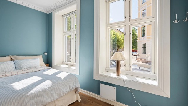 Stort og romslig soverom med god plass til dobbeltseng og tilhørende nattbord.