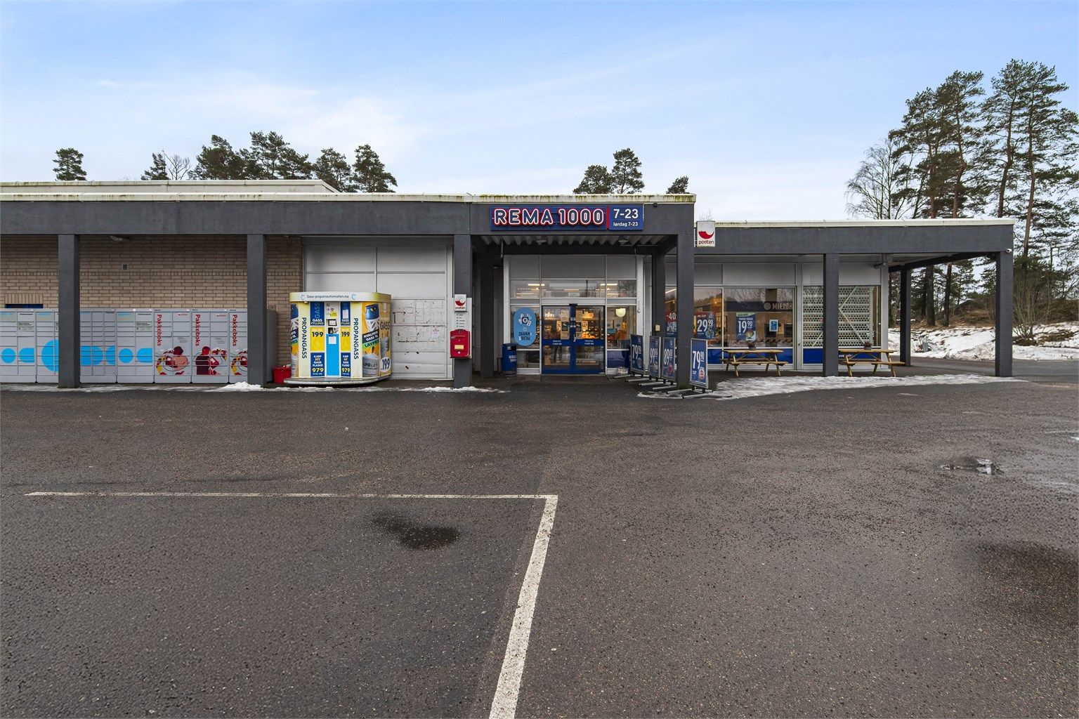 Kort vei til Rema 1000 på Thorøya og Meny dagligvareforretning med rikt utvalg for hele familien. Her finnes også blomsterbutikk og apotek.