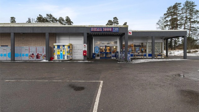 Kort vei til Rema 1000 på Thorøya og Meny dagligvareforretning med rikt utvalg for hele familien. Her finnes også blomsterbutikk og apotek.