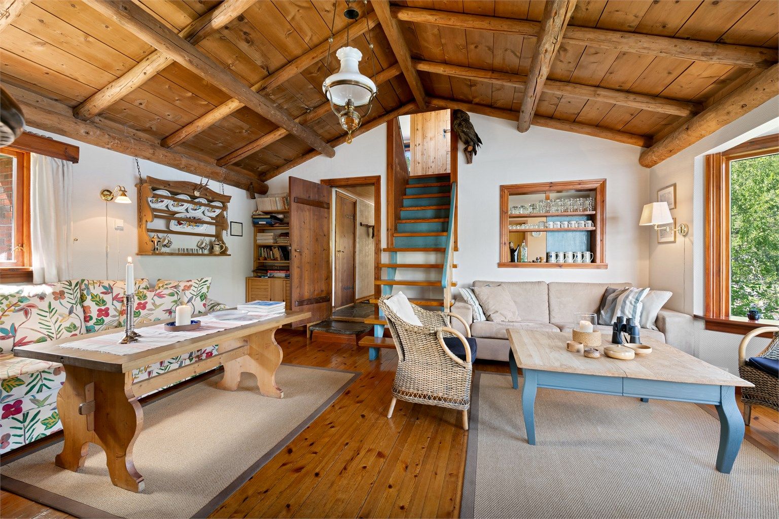 Fra stuen er det trapp til loftsetasjen med 3 soverom og gang