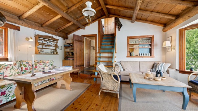 Fra stuen er det trapp til loftsetasjen med 3 soverom og gang