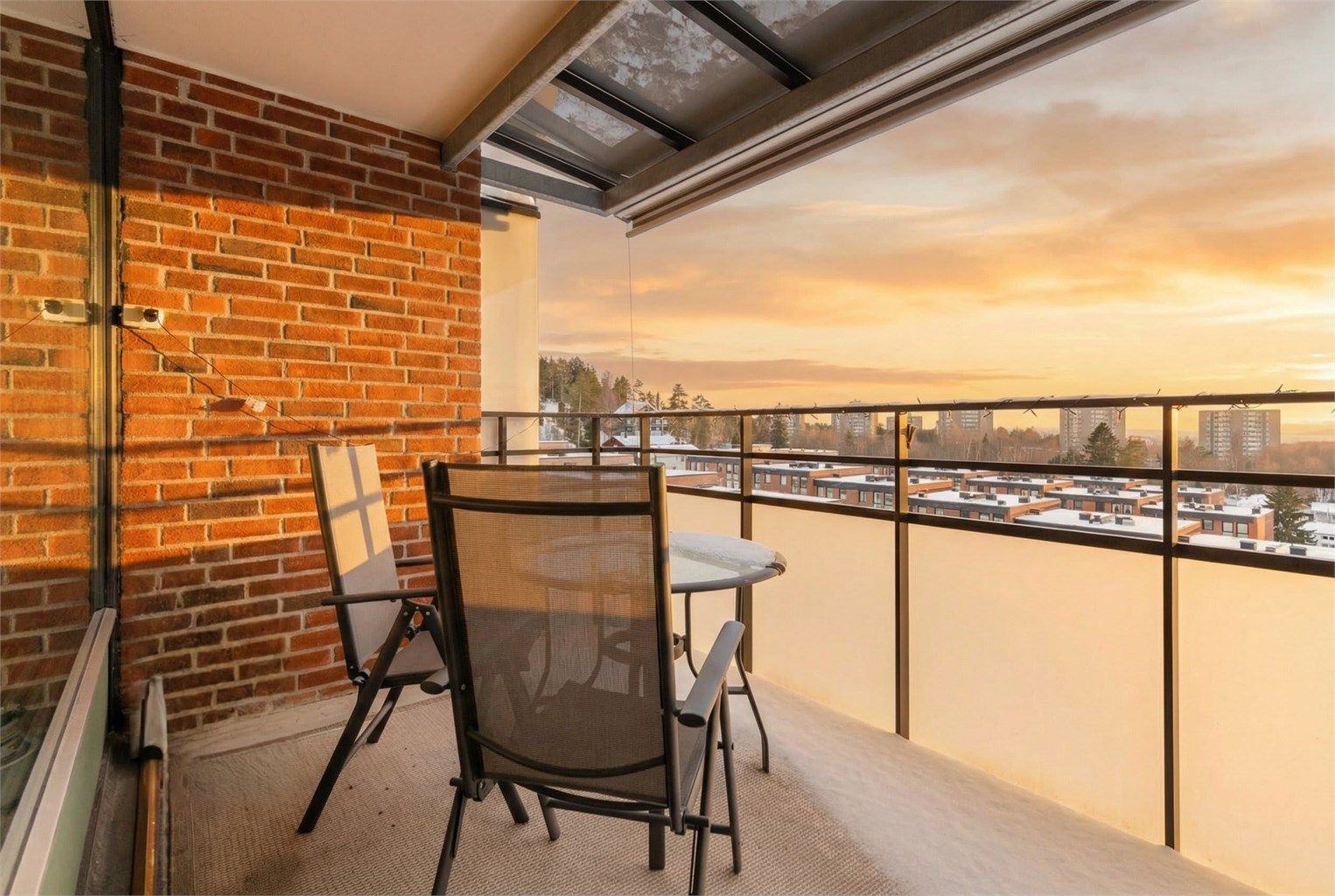 En herlig selveierleilighet med romslig balkong, åpen løsning og nærhet til det du har behov for i hverdagen. 