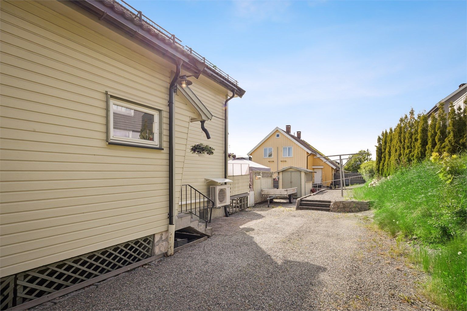 Eiendommen har i tillegg utvendig bod