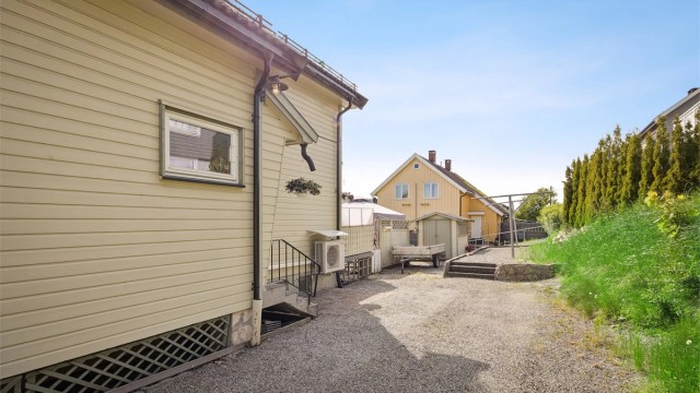 Eiendommen har i tillegg utvendig bod