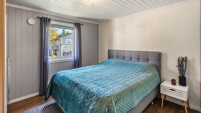 Lyst og romslig hovedsoverom.