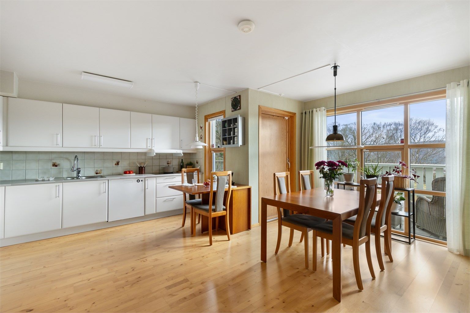 Det store kjøkkenrommet er et naturlig samlingspunkt, med god plass til både matlaging og sosiale sammenkomster.