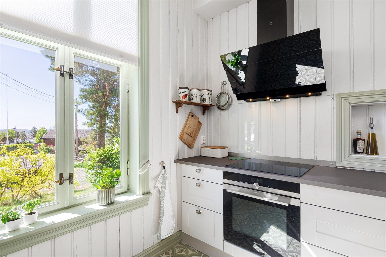 Moderne fasiliteter som induksjonstopp og innebygget stekeovn