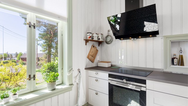 Moderne fasiliteter som induksjonstopp og innebygget stekeovn