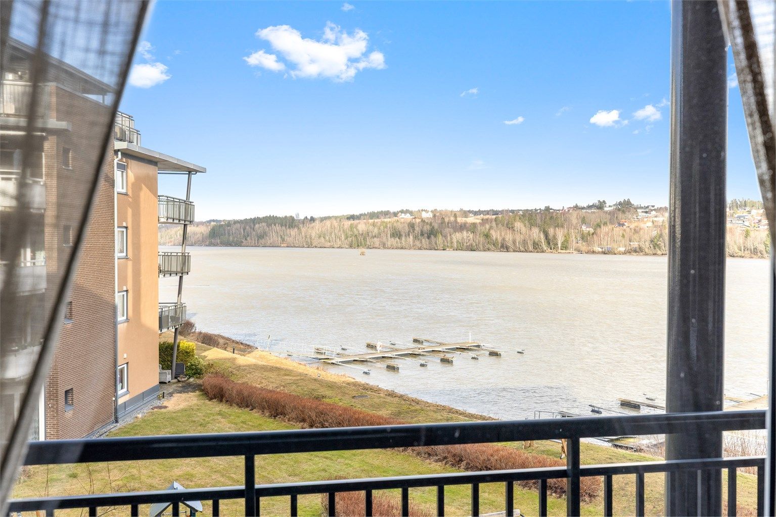 3-roms leilighet med balkong - Fra leiligheten og balkongen har man utsikt mot Glomma.