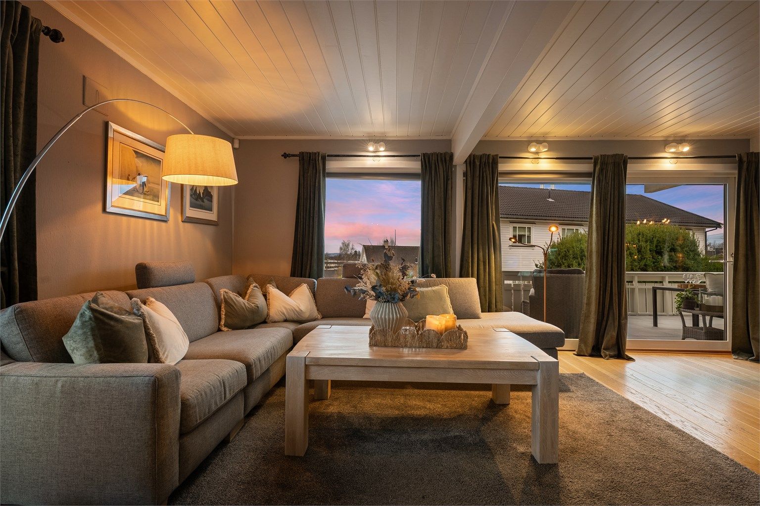 Fra stuen er det direkte utgang til en romslig, flislagt terrasse på 20 m².