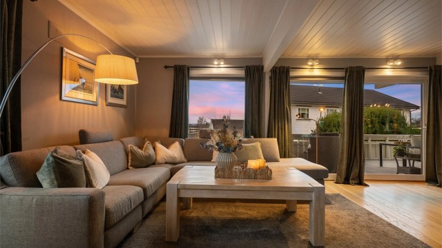 Fra stuen er det direkte utgang til en romslig, flislagt terrasse på 20 m².