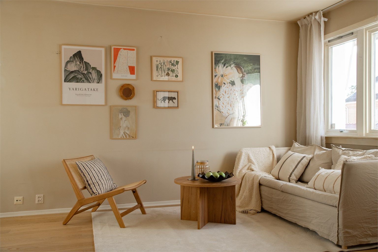 Stuen er et lyst og romslig samlingspunkt med god plass til både sofagruppe og spisebord.