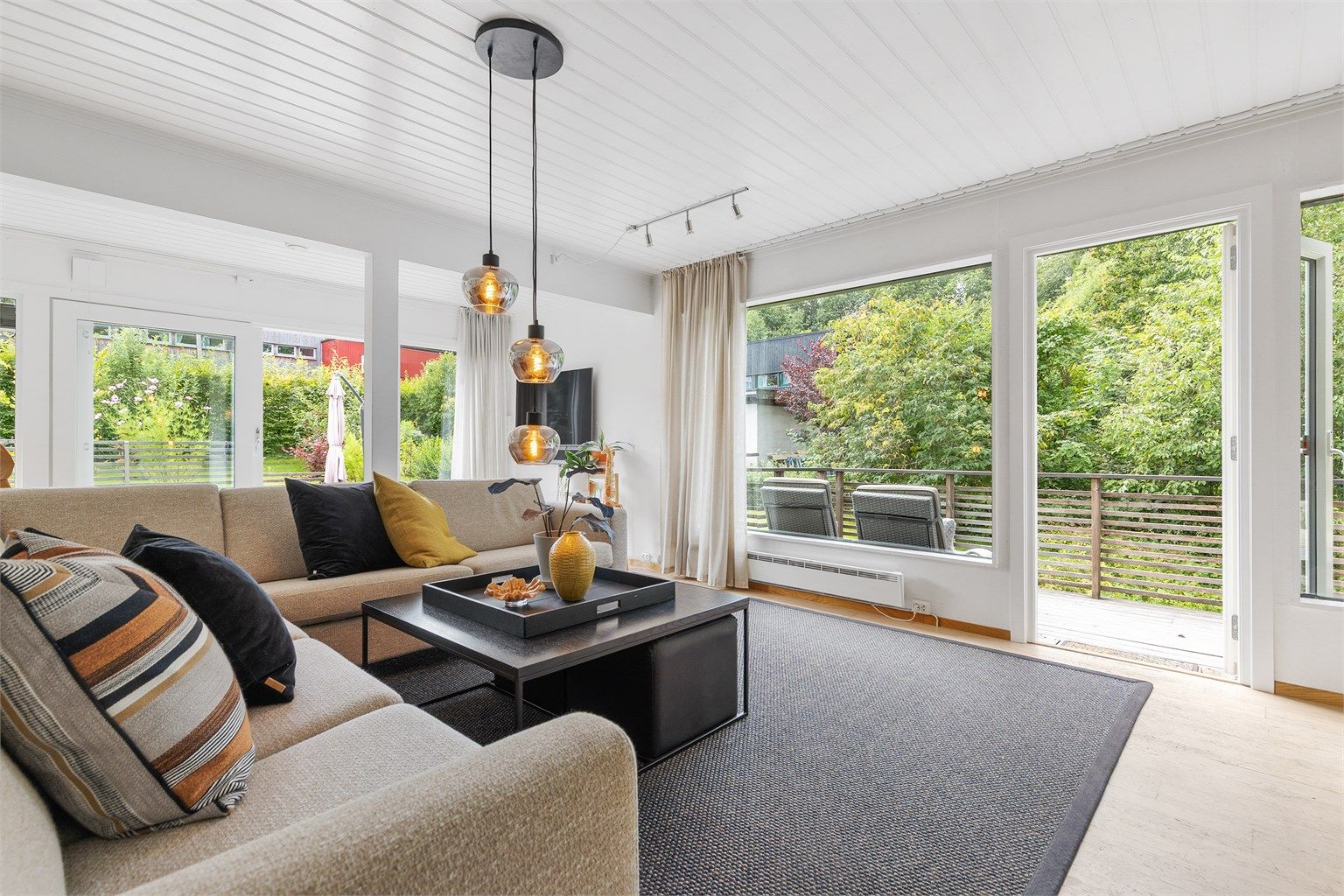 Boligen ligger fint til med umiddelbar nærhet til naturopplevelser sommer og vinter, med badevann, golfbane og skiløyper rett utenfor hagen.