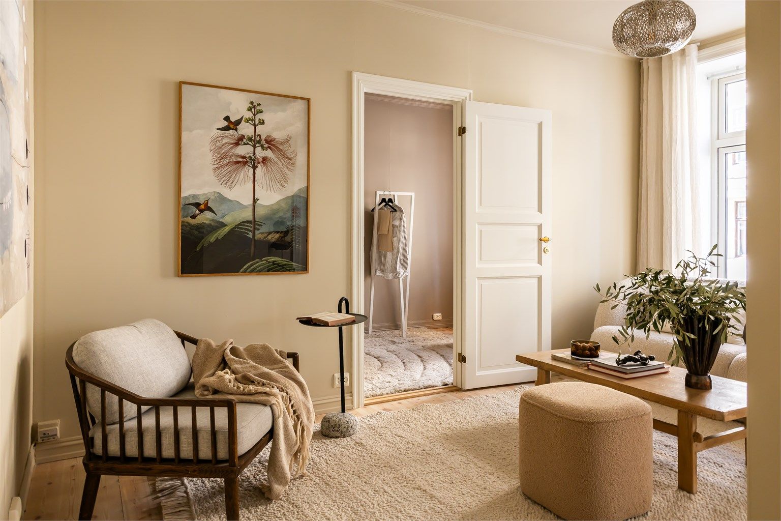 Leiligheten som består av to soverom, bad og stue/kjøkken i delvis åpen løsning er godt vedlikeholdt.