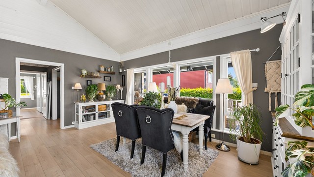 Stuen har god plass til både spisebord og en romslig sofagruppe.