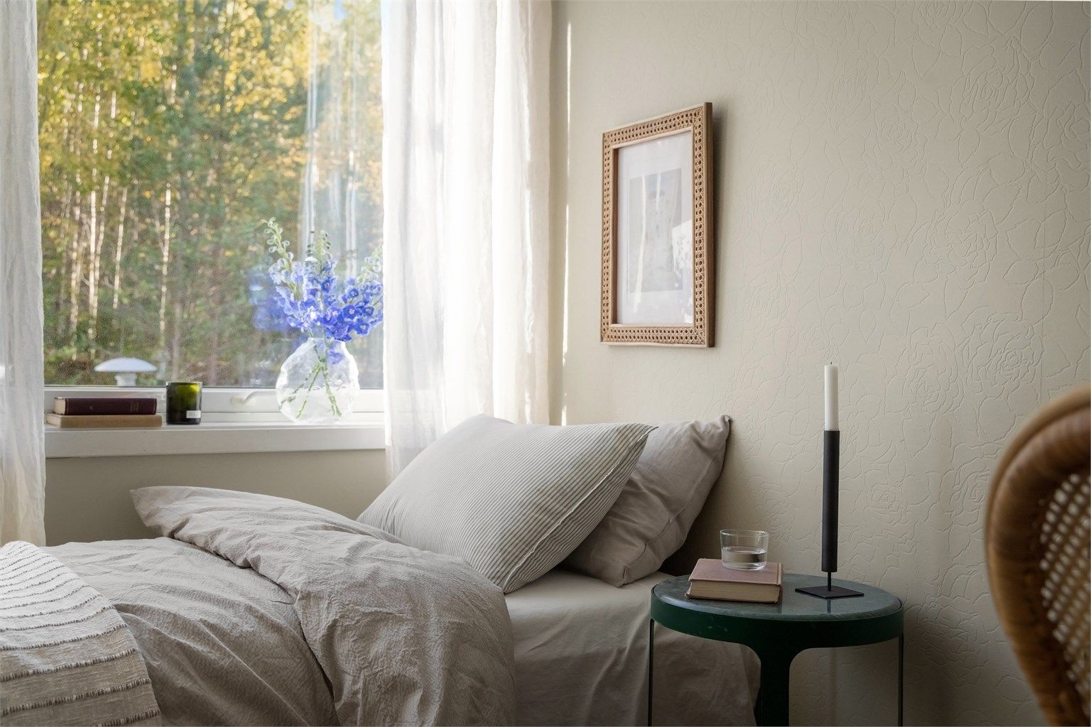 Rommet er romslig, og har plass til både seng og skrivebord