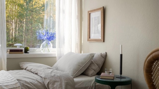 Rommet er romslig, og har plass til både seng og skrivebord