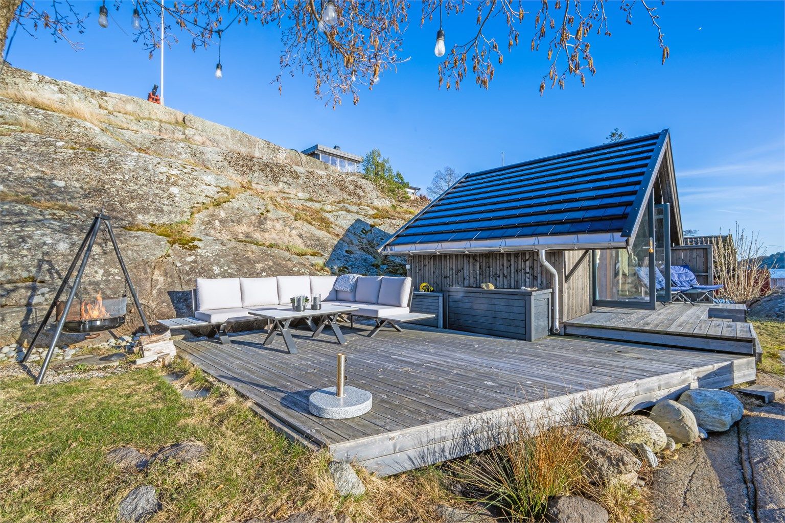 Nede ved vannet er det en hyggelig sjøbod. Her er det tilrettelagt for å nyte fantastiske sommerdager. (Platting ved sjøbod er ikke omsøkt)  