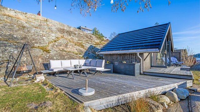 Nede ved vannet er det en hyggelig sjøbod. Her er det tilrettelagt for å nyte fantastiske sommerdager. (Platting ved sjøbod er ikke omsøkt)