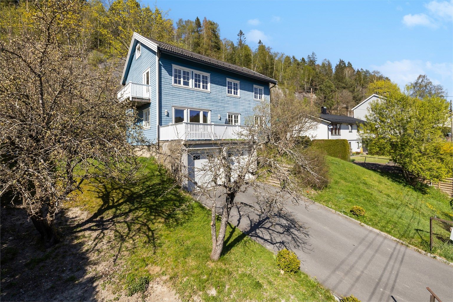 Beliggenheten på Munkerud er rolig og familievennlig, med kort vei til turstier langs Ljanselva og videre inn i Østmarka.