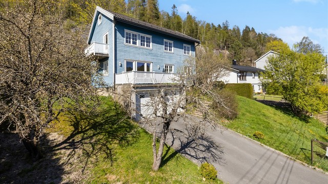 Beliggenheten på Munkerud er rolig og familievennlig, med kort vei til turstier langs Ljanselva og videre inn i Østmarka.