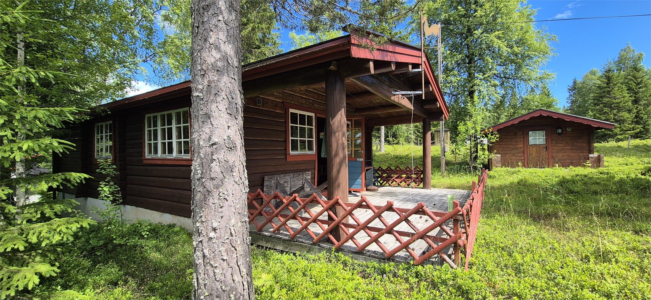 Koselig tømmerhytte med uthus