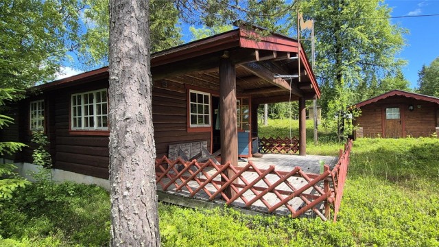 Koselig tømmerhytte med uthus