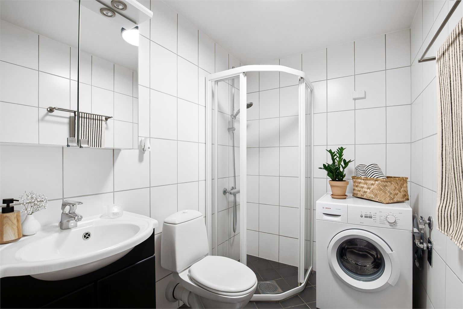 Badet har opplegg for vaskemaskin, samt veggplass for ekstra hyller
