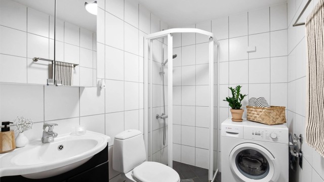 Badet har opplegg for vaskemaskin, samt veggplass for ekstra hyller