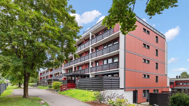 Fellesarealene er pent opparbeidet med gangveier, gressplen og beplantning.