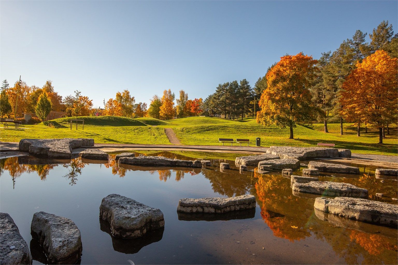 Den prisbelønte Verdensparken ligger like i nærheten, med bekk og dam, turstier, lekelandskap og grillplasser, et frodig friområde for lek, piknik og rolige spaserturer.