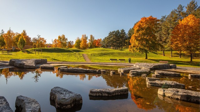 Den prisbelønte Verdensparken ligger like i nærheten, med bekk og dam, turstier, lekelandskap og grillplasser, et frodig friområde for lek, piknik og rolige spaserturer.