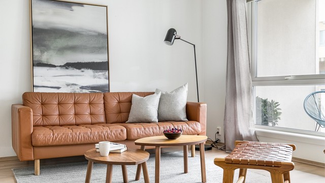 Store vinduer og høyden av tredje etasje fremmer gode lysforhold i stuen dagen gjennom.