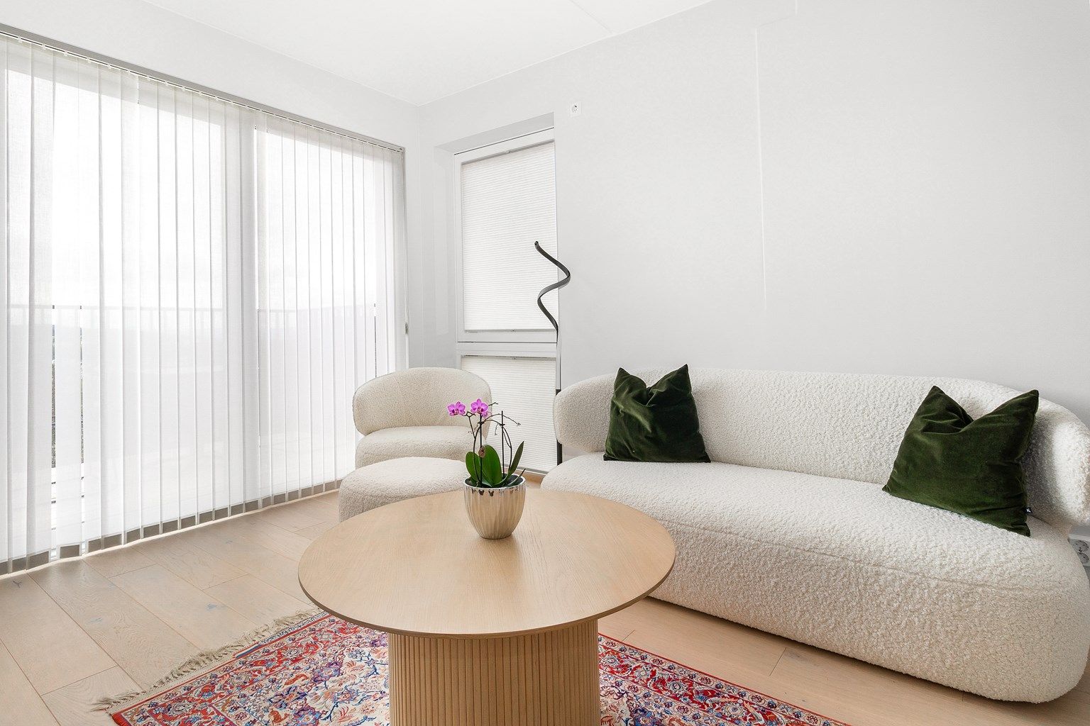 Det er solskjerming montert på alle vinduer