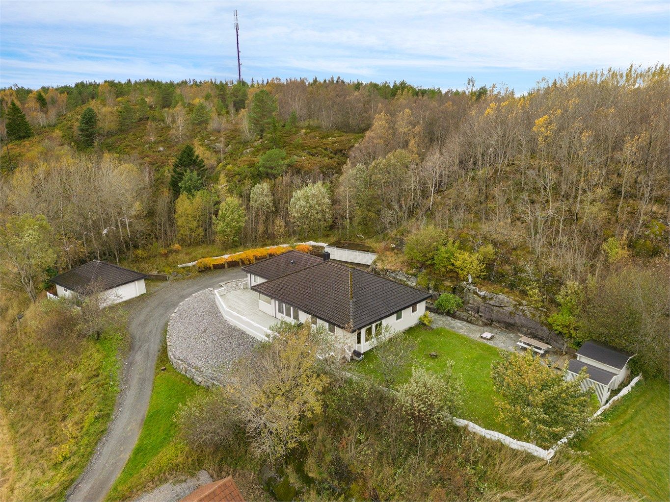 Tomtegrense mot skogen gir umiddelbar tilgang til et flott og variert turområde. 