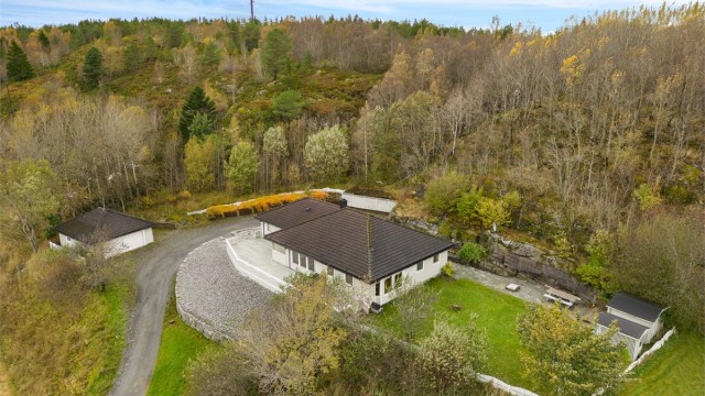 Tomtegrense mot skogen gir umiddelbar tilgang til et flott og variert turområde.