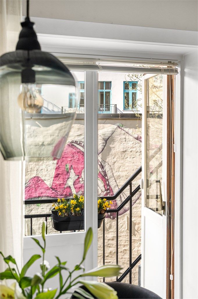 Den direkte utgangen til balkongen utvider kjøkkenet på varme dager.