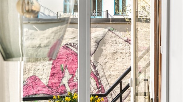 Den direkte utgangen til balkongen utvider kjøkkenet på varme dager.