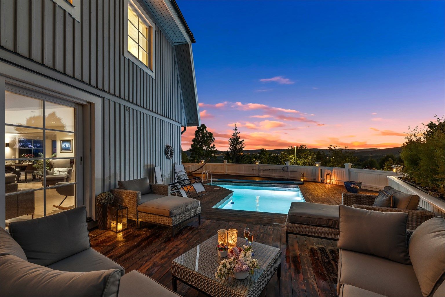 Her kan solen nytes helt til den går ned over horisonten i vest i 22:30 tiden